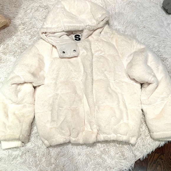White fuzzy faux fur hooded jacket puffer - Picture 1 of 4